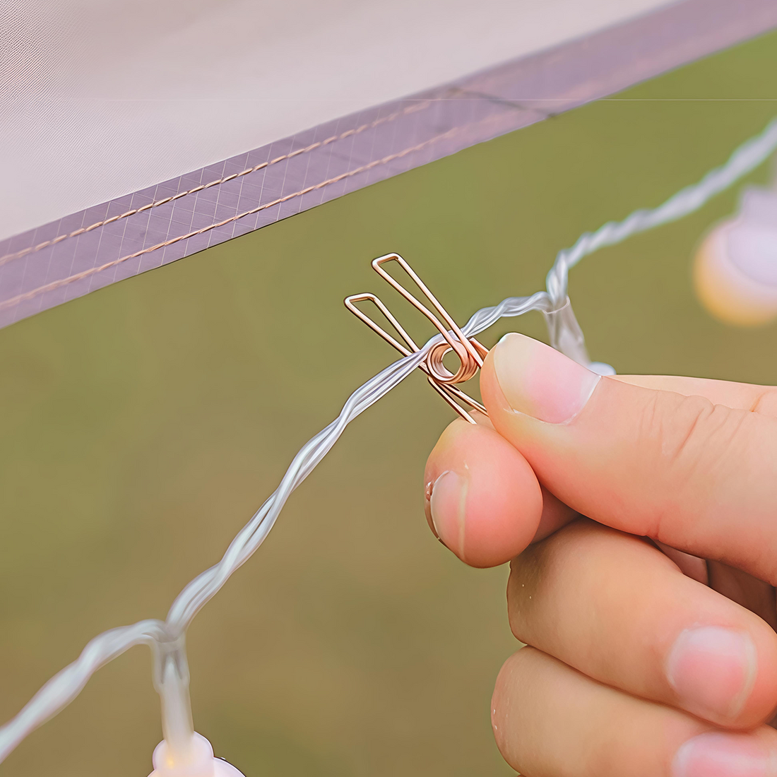 Light string fixing clip