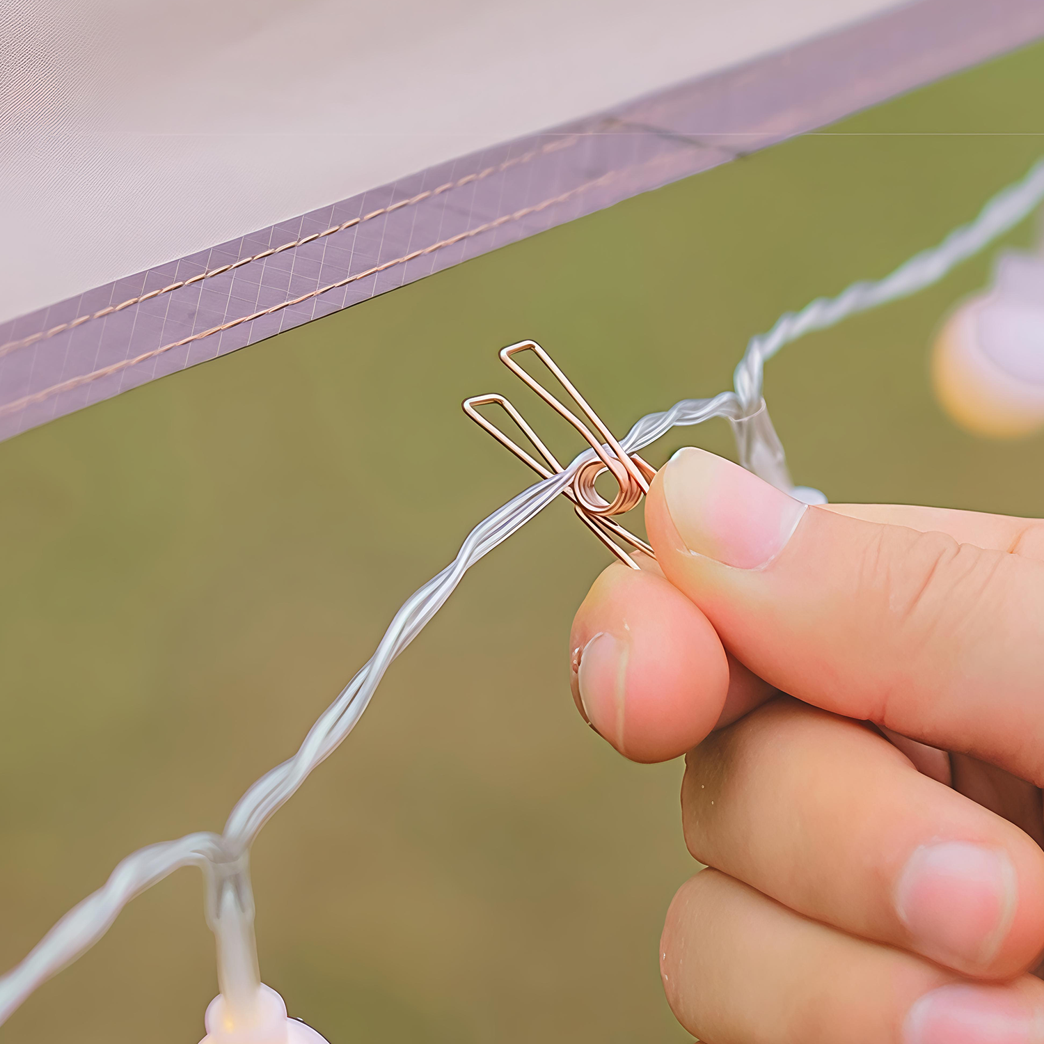 Light string fixing clip